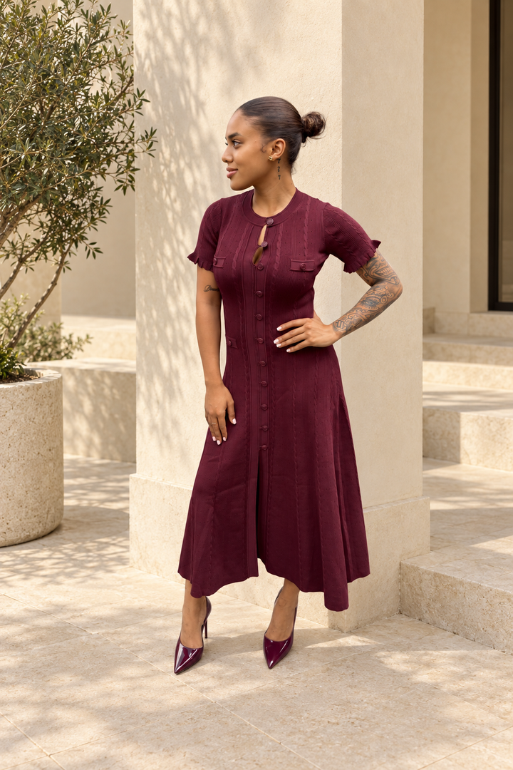 KI-Kampagnenbild von Bordeauxrotes Midikleid für NXT.SCNE